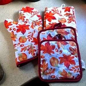 Five piece kitchen towel and potholder set